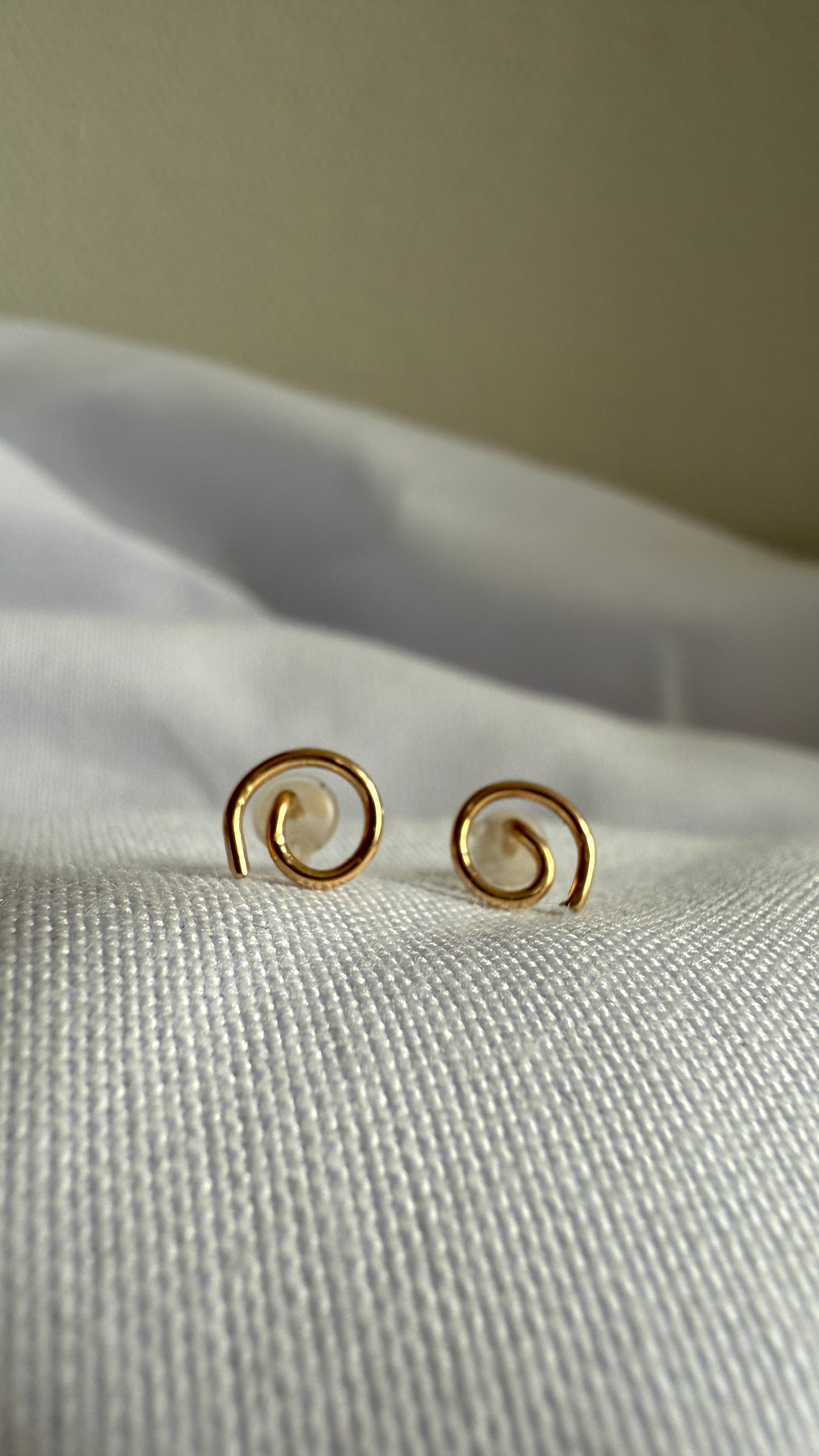 Luft – handgefertigter Ohrring aus 14K Gold Filled
