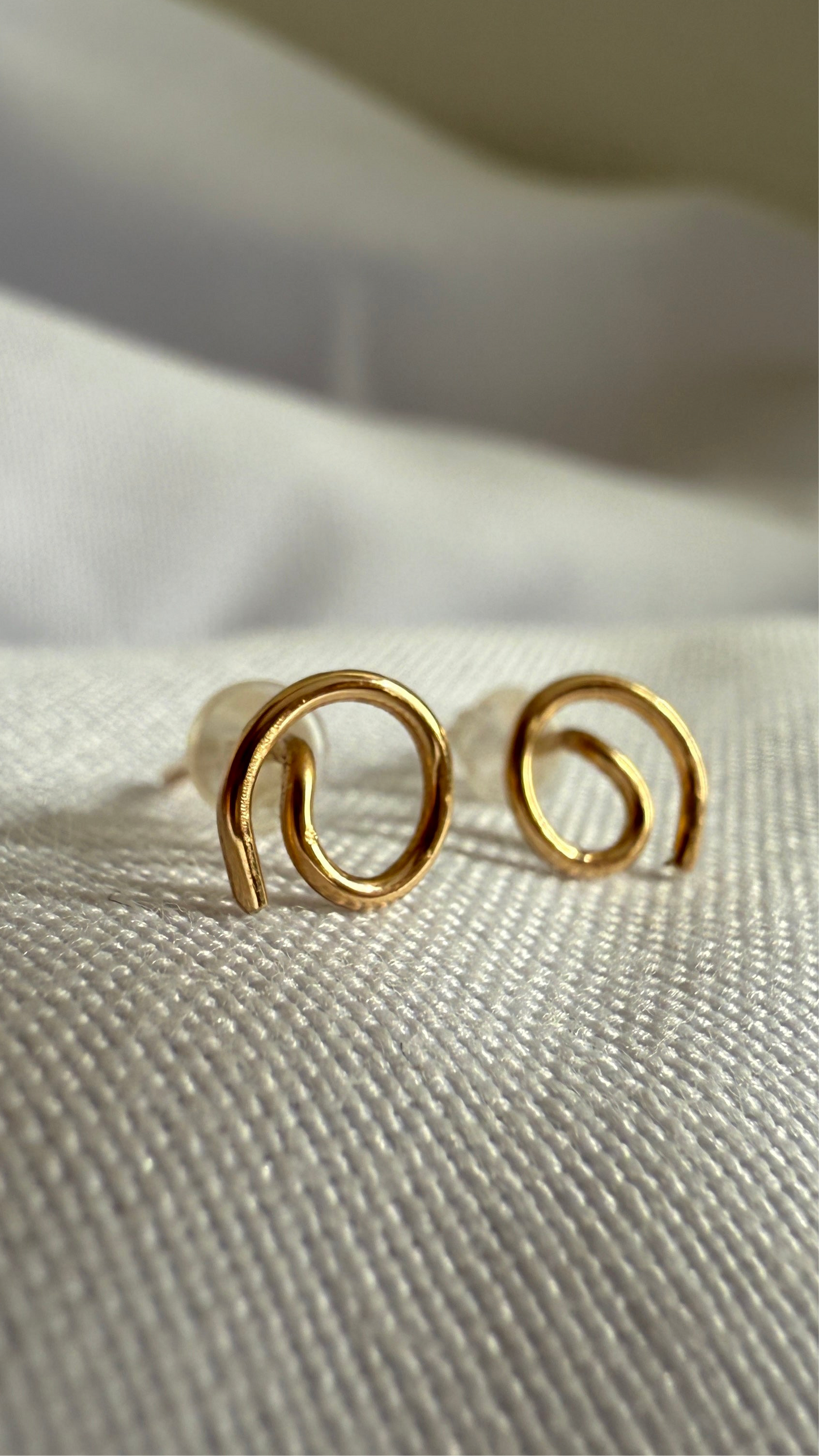 Luft – handgefertigter Ohrring aus 14K Gold Filled