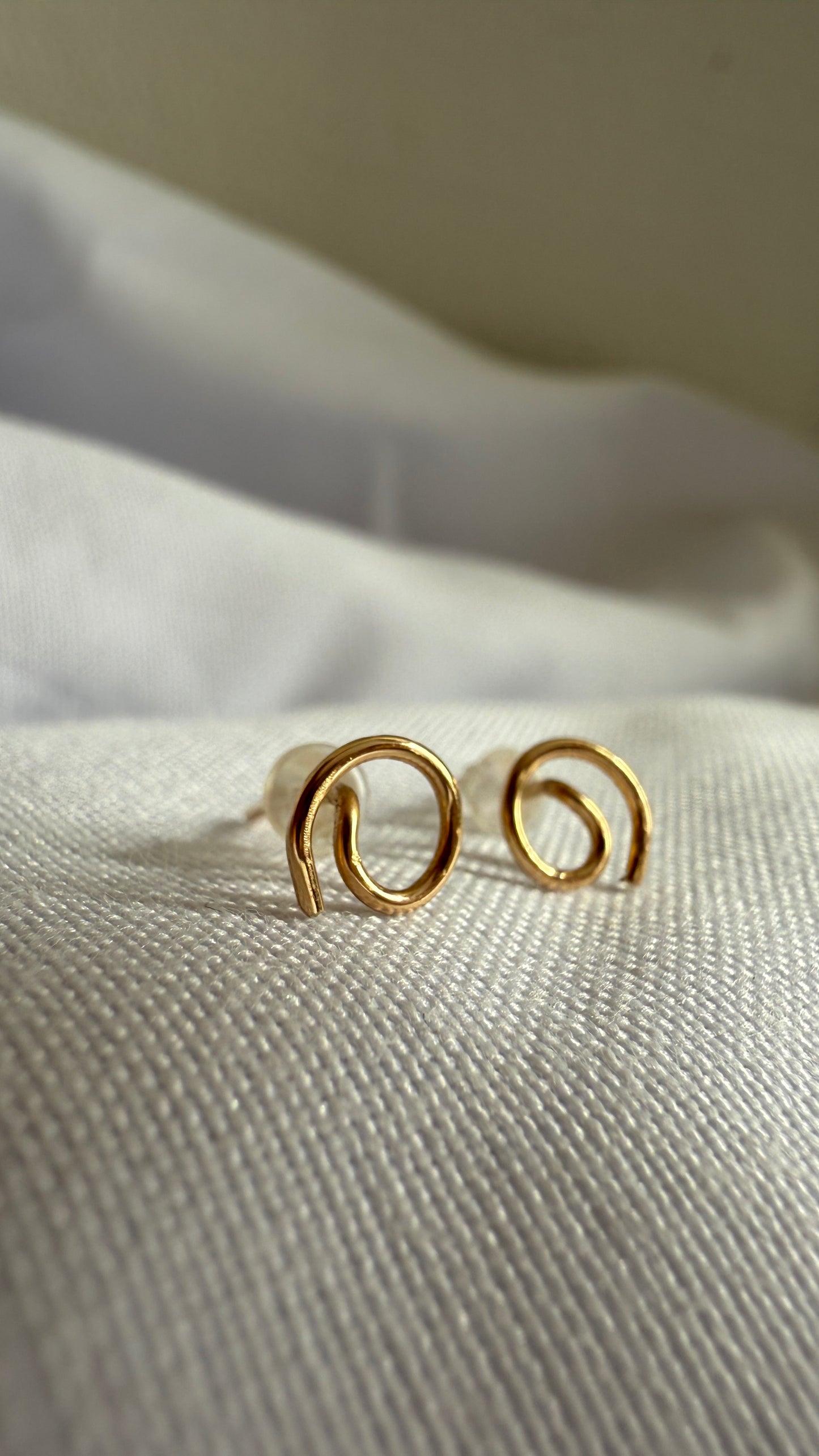 Luft – handgefertigter Ohrring aus 14K Gold Filled